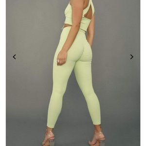Creatures of XIX scrunch butt high waisted leggings size medium - LIME